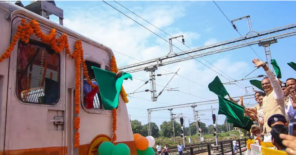 MP CM Chouhan flags off Shahdol-Nagpur Express train